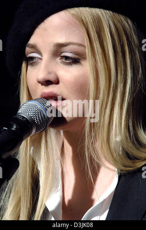 (dpa) - German singer Annett Louisan performs a song during an event organised by her record label Sony & BMG Music Entertainment in Berlin, 01 April 2005. Stock Photo