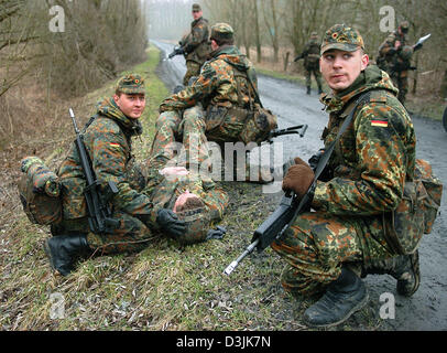 Recruits of the German Bundeswehr march in front of the German ...