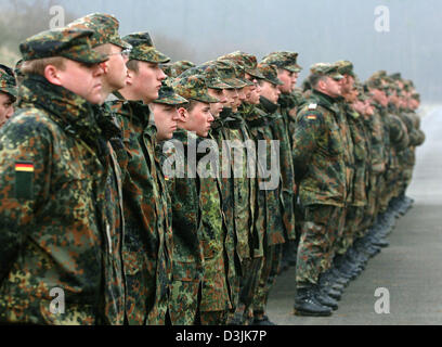 Recruits of the German Bundeswehr march in front of the German ...