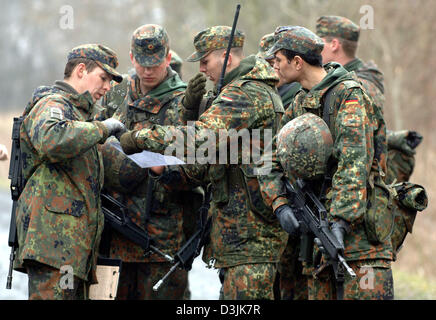 Recruits of the German Bundeswehr march in front of the German ...