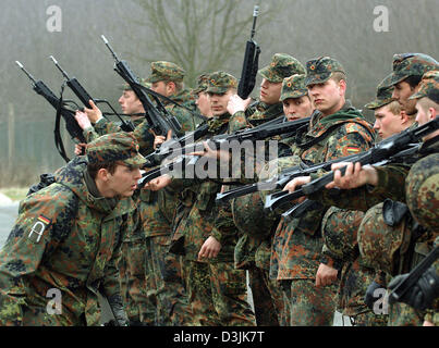 (dpa) - A group of recruits of the German Bundeswehr (army) carry ...