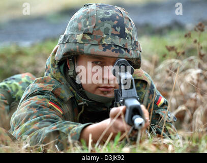 (dpa) - A male recruit of the German Bundeswehr (army) uses a type G 36 ...