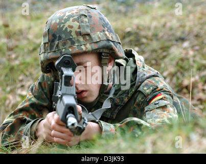 (dpa) - A male recruit of the German Bundeswehr (army) uses a type G 36 ...