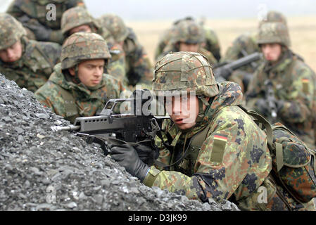 (dpa) - Recruits of the German Bundeswehr practice attending to a ...