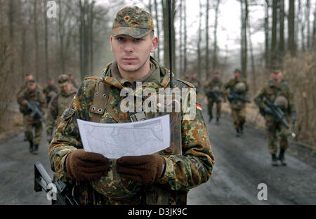 (dpa) - A group of recruits of the German Bundeswehr (army) carry type ...