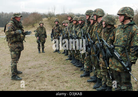 (dpa) - A group of recruits of the German Bundeswehr (army) carry ...