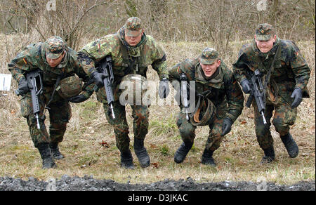 (dpa) - Recruits of the German Bundeswehr practice attending to a ...