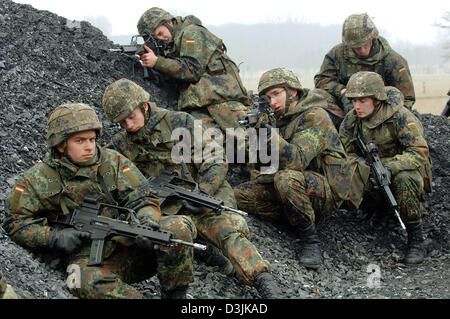 (dpa) - Recruits of the German Bundeswehr practice attending to a ...
