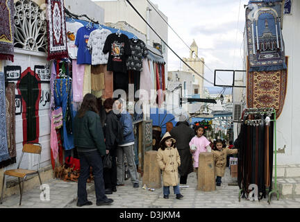 (dpa) - People mingle on the streets of the Medina oldtown in Sousse, Tunesia, 28 January 2005. Sousse, which was built on the remains of the Punic and later Roman settlement of Hadrumetum, has a population of around 125,000 people and lies, connected via a motorway, 230 kilometres south of the capital Tunis. Stock Photo