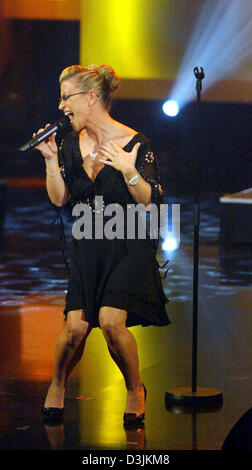 (dpa) - US pop singer Anastacia performs during the recording of the German Sat.1 television show 'Die Superfans' in Rust, Germany, Thursday, 17 March 2005. The show, where the most successful musicians of 2004 pay tribute to their fans, will be aired on Sunday, 20 March 2005. The stars will be awarded the golden record during the show. Stock Photo