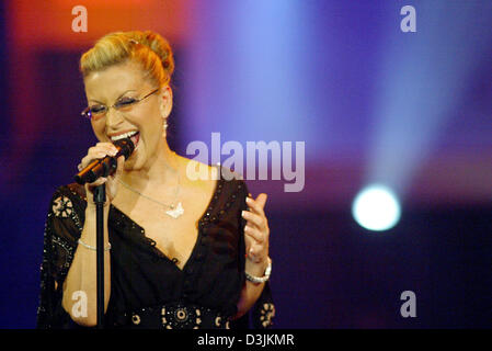 (dpa) - US pop singer Anastacia performs during the recording of the German Sat.1 television show 'Die Superfans' in Rust, Germany, Thursday, 17 March 2005. The show, where the most successful musicians of 2004 pay tribute to their fans, will be aired on Sunday, 20 March 2005. The stars will be awarded the golden record during the show. Stock Photo