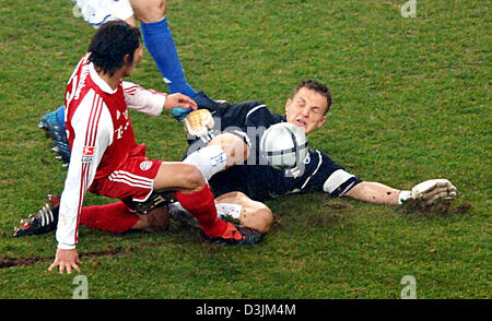 (dpa) - Schalke goalkeeper Frank Rost (R) clears away the ball before Bayern striker Paolo Guerrero in the German Bundesliga match between Schalke 04 and Bayern Munich at the Arena AufSchalke in Gelsenkirchen, Germany, 13 March 2005. Schalke won 1-0 to take sole possesion of first place in the league standings. Stock Photo