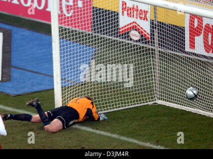 (dpa) - Bayern goalkeeper Oliver Kahn is defeated as the ball hits the net for a 1-0 Schalke lead in the German Bundesliga match between Schalke 04 and Bayern Munich at the Arena AufSchalke in Gelsenkirchen, Germany, 13 March 2005. Schalke won 1-0 to take sole possesion of first place in the league standings. Stock Photo