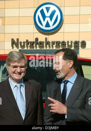 (dpa) - Bernd Wiedemann (L), Spokesman of Volkswagen Commercial Vehicles, and Bernd Pischetsrieder (R), Chairman of Volkswagen (VW), stand next to each other after a workers and staff meeting at the Volkswagen commercial vehicle plant and prior to a press conference in Hanover, Germany, 10 March 2005. VW increases its product range and will build a new commercial vehicle at the Han Stock Photo