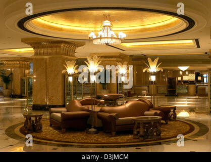 (dpa) - View of a seating area in the lobby of the luxury hotel Kempinski Emirates Palace in Abu Dhabi, United Arab Emirates, 5 March 2005. The currently most expensive hotel in the world offers 394 generous rooms and suites. The most expensive suite costs 35,000 US dollars per night and is 1,200 square meters large. The hotel features 140 elevators, 1,002 chandeliers and 33 kitche Stock Photo