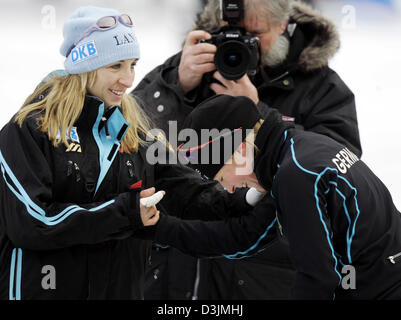 (dpa) - German speed skater Anni Friesinger (L) celebrates with second place finisher Claudia Pechstein after winning the Women's 5000 meter race at the Speed Skating World Championship in Inzell, Germany, 6 March 2005. Stock Photo