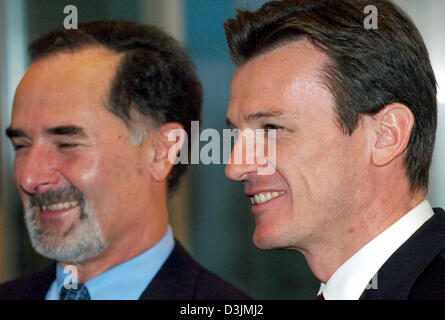 (dpa) - Bernd Pischetsrieder (L), Chairman of Volkswagen (VW), smiles as he stands next to the new member of the board Wolfgang Bernhard during the annual balance press conference in Wolfsburg, Germany, 8 March 2005. Europe's largest car manufacturer wants to increase its business results for 2005 with new car models and tough economic measures. The increase of operative results de Stock Photo