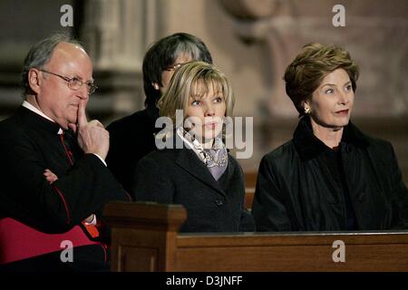(dpa) - (from L) Dean Heinz Heckwolf, the wife of German Chancellor Gerhard Schroeder Doris Schroeder-Koepf and Laura Bush, wife of US President George W. Bush, sit on church benches as they listen to an organ concert at the cathedral in Mainz, Germany, 23 February 2005. Bush paied a one-day visit to Germany. Stock Photo