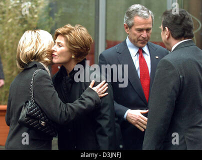 (dpa) - Laura Bush and Doris Schroeder-Koepf (L) kiss each other goodby as their husbands US President George W. Bush (2nd from R) and German Chancellor Gerhard Schroeder (R) shake hands in front of the Gutenberg Museum in Mainz, Germany, 23 February 2005. Bush and his wife paied a one-day visit to Germany. Stock Photo