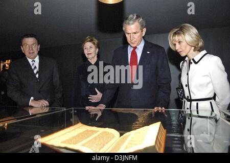 (dpa) - (from L) German Chancellor Gerhard Schroeder, Laura Bush, US President George W. Bush and Doris Schroeder-Koepf look at the so-called Gutenberg bible at the Gutenberg Museum in Mainz, Germany, 23 February 2005. Bush and his wife paied a one-day visit to Germany. Stock Photo