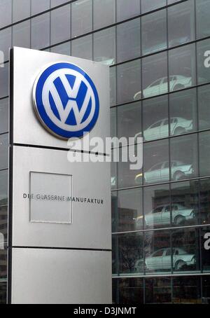 (dpa files) - The logo of Volkswagen (VW) car manufacturer stands in front of the so called 'Glaeserne Manufaktur', VW's car assembly facility with its facade made entirely out of glass in Dresden, Germany, 27 January 2003. A spokesperson of VW said on Saturday, 19 February 2005, that the German car manufacturer is reviewing the production output of Bentley limousines at the 'Glaes Stock Photo