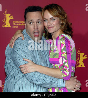 (dpa) - US actor Kevin James poses with actress Amber Valletta (USA) during the 55th Berlinale international film festival in Berlin, Germany, 18 February 2005. They presented the US film 'Hitch'. Stock Photo
