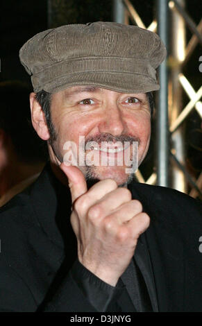 (dpa) - US actor Kevin Spacey, who also directs, arrives for the presentation of his film 'Beyond the sea' (USA) during the 55th Berlinale international film festival in Berlin, Germany, 13 February 2005. A total of 21 films compete for the Golden and Silver Bear prizes at the Berlinale. Stock Photo