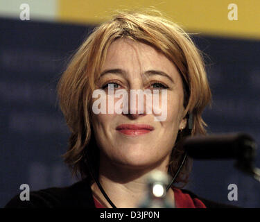 (dpa) - Italian actress Valeria Bruni Tedeschi talks about the film 'Tickets' during a press conference at the 55th Berlinale international film festival in Berlin, Germany, 14 February 2005. A total of 21 films compete for the Golden and Silver Bear prizes at the Berlinale. Stock Photo