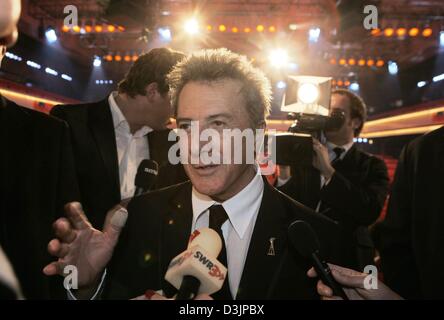 (dpa) - US actor Dustin Hoffman pictured at the party after the 'Golden Camera' awards ceremony in Berlin, Germany, 9 February 2005. The annual prize by German TV and cinema magazine 'Hoerzu' (listen) was awarded for the 40th time. About 1,200 celebrities were invited to the gala. Stock Photo