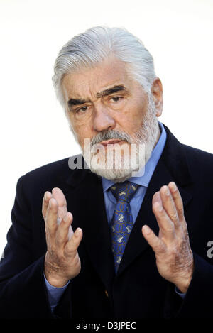 (dpa) - German actor Mario Adorf pictured during the presentation for his new television film 'Vera - Die Frau des Sizilianers' (vera - wife of the Sicilian) in Hamburg, Germany, 8 February 2005. Adorf appeared in many European film productions, including the German films 'The Lost Honor of Katharina Blum', 'The Tin Drum' and 'Rossini'. Stock Photo