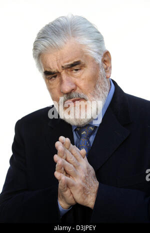 (dpa) - German actor Mario Adorf pictured during the presentation for his new television film 'Vera - Die Frau des Sizilianers' (vera - wife of the Sicilian) in Hamburg, Germany, 8 February 2005. Adorf appeared in many European film productions, including the German films 'The Lost Honor of Katharina Blum', 'The Tin Drum' and 'Rossini'. Stock Photo