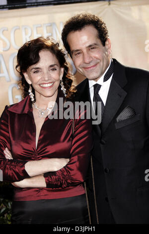 (dpa) - Tony Shalhoub (R) smiles as he arrives with his wife Brooke Adams for the 11th Annual Screen Actors Guild Awards held at the Shrine in Los Angeles, California, USA, 05 February 2005. Stock Photo