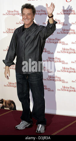 (dpa) - US actor Dustin Hoffman waves during a photo call for the upcoming start of his film 'Meine Frau, ihre Schwiegereltern und ich' (original title: 'Meet the Fockers') in Berlin, Germany, 1 February 2005. Stock Photo