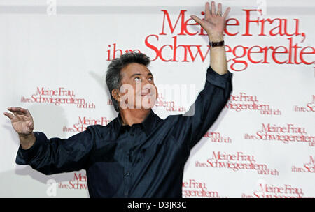 (dpa) - US actor Dustin Hoffman waves during a photo call for the upcoming start of his film 'Meine Frau, ihre Schwiegereltern und ich' (original title: 'Meet the Fockers') at the Adlon hotel in Berlin, Germany, 1 February 2005. Stock Photo