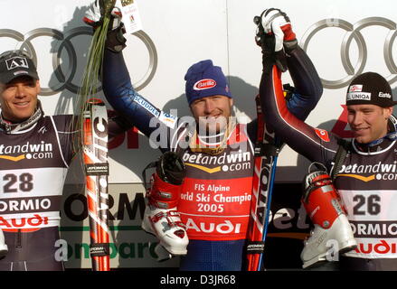 (dpa) - US skier Bode Miller (C, gold) and Austrians Michael Walchhofer (L, silver) and Benjamin Raich (R, bronze) smile on the podium after Miller won the Men's Super G at the Alpine Skiing World Championships in Bormio, Italy, 29 January 2005. Stock Photo