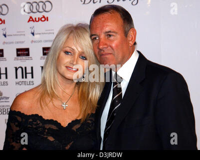 (dpa) - British rock singer Bonnie Tyler and her husband Robert Sullivan are guests of the 'Steiger Award' ceremony at the Hohensyburg casino in Dortmund, Germany, 23 January 2005. Stock Photo