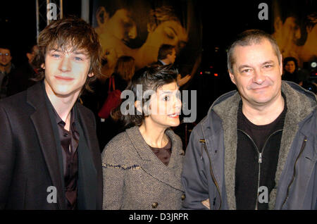 (dpa) - (L-R): French actor Gaspard Ulliel, French actress Audrey Tautou and director Jean-Pierre Jeunet arrive for the 'A very long engagement' premiere in front of the Cinemaxx cinema in Hamburg, Germany, 20 January 2005. The film tells the story of a young French woman Mathilde (Tautou) who in the confusion of the first World War goes looking for her fiance Manech (Ulliel) who i Stock Photo