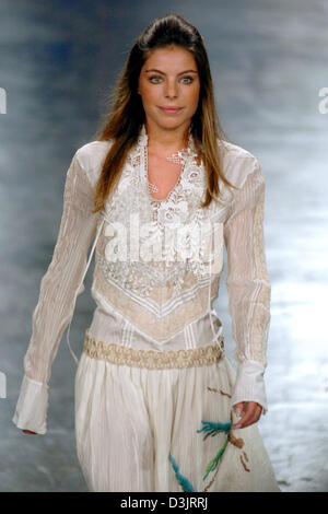 (dpa) - Brazilian fashion model Daniella Cicarelli, who is the fiancee of Brazilian soccer star Ronaldo, walks across the catwalk during a show by the Ellus label at the Bienale Park in Sao Paulo, Brazil, 20 January 2005. Ronaldo (28) will not marry Cicarelli as planned in February 2005 because Cicarelli's previous marriage will not be divorced in time. The traditional fashion show Stock Photo