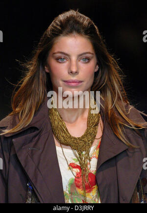(dpa) - Brazilian fashion model Daniella Cicarelli, who is the fiancee of Brazilian soccer star Ronaldo, walks across the catwalk during a show by the Ellus label at the Bienale Park in Sao Paulo, Brazil, 20 January 2005. Ronaldo (28) will not marry Cicarelli as planned in February 2005 because Cicarelli's previous marriage will not be divorced in time. The traditional fashion show Stock Photo