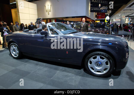 (dpa) - British carmaker Rolls-Royce, which is owned by Germany's BMW, presents the four-seat V16 engine convertible car study '100EX' which is planned to go on sale in 2007 at the North American International Auto Show (NAIAS) in Detroit, Michigan, 11 January 2005. The Detroit Motorshow is considered the most important car show for the US market and is also the show in which manuf Stock Photo