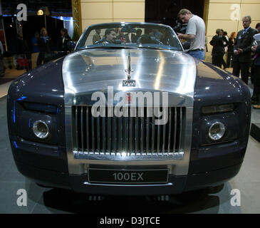 (dpa) - British carmaker Rolls-Royce, which is owned by Germany's BMW, presents the four-seat V16 engine convertible car study '100EX' which is planned to go on sale in 2007 at the North American International Auto Show (NAIAS) in Detroit, Michigan, 11 January 2005. The Detroit Motorshow is considered the most important car show for the US market and is also the show in which manuf Stock Photo