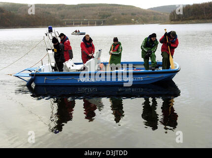 (dpa) - Police divers search for the bicycle of the murdered young boy Felix on the shore area of the Biggesee lake near Olpe, Germany, 12 January 2005. The suspect had provided leads which prompted police to search the area. Stock Photo