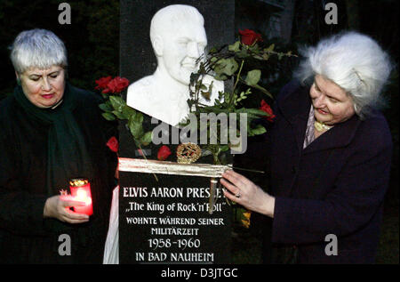 (dpa) - Fans of dead rock 'n' roll singer Elvis Presley put roses onto the 'Elvis stele' in Bad Nauheim, Germany, 8 January 2005. The US singer was stationed during his US army military service at the end of the 1950s in Friedberg, Germany. The famous musician lived during that time in Bad Nauheim which is only four kilometres away from Friedberg. Both cities celebrated on 8 Januar Stock Photo