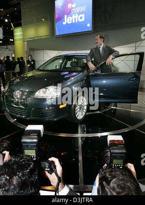 (dpa) - Bernd Pischetsrieder (R), Chairman of German car manufacturer VW (Volkswagen), poses with VW's new car model Jetta in front of a group of photographers at the Los Angeles Motorshow in Los Angeles, California, USA, 5 January 2005. VW is aiming to stabilise its sales figures in the current business year after the slump in business in 2004. Stock Photo