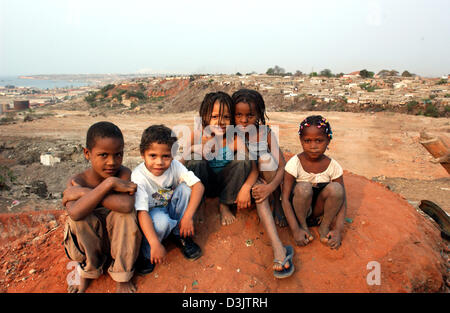 (dpa) - Boys and girls sitting on a hill above one of the slums of Luanda, Angola, 01 September 2003. Stock Photo