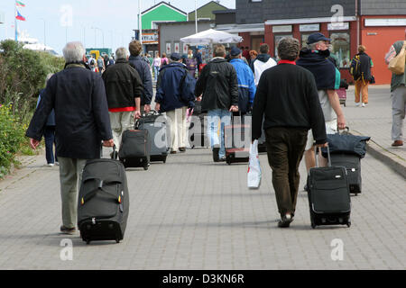 (dpa) - The picture dated 26 June 2005 shows tourists leaving the island of Helgoland, Germany. Photo: Uwe Zucchi Stock Photo