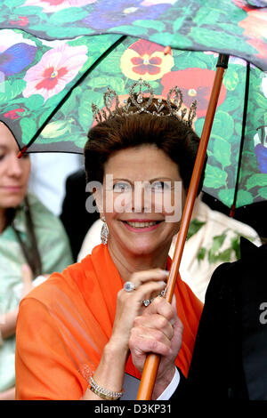 (dpa) - Queen Silvia of Sweden smiles while holding an umbrella at the wedding ceremony of Prince Manuel of Bavaria and Princess Anna zu Sayn-Wittgenstein-Berleburg in Stigtomta, Sweden, 6 August 2005. Photo: Albert Nieboer (NETHERLANDS OUT) Stock Photo