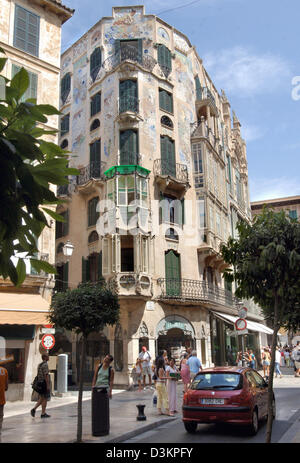 (dpa file) - The historic centre features many picturesque buildings in   Palma de Mallorca, Spain, 10 August 2005. The historic centre of Palma is one of the biggest and best conserved ones in Europe and listed as UNESCO world heritage. Palma is the capital of the Balearic Islands. Photo: Norbert Foersterling Stock Photo