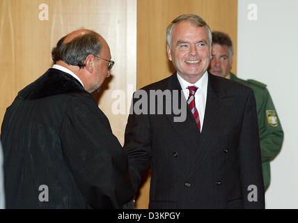 Presiding judge Maximilian Hofmeister (L) shakes hands with former junior defense minister Ludwig-Holger Pfahls after the pronouncement of the sentence in the regional court in Augsburg, Germany, Friday, 12 August 2005. The 62-year old defendant Pfahl was charged with tax fraud and personal gain and was sentenced to 2 years and 3 months. In an extensive guilty plea Pfahl has admitt Stock Photo