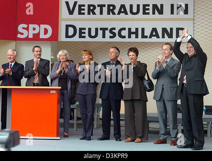 (dpa) - German Chancellor Gerhard Schroeder greets with raised hands 10,000 vistors at the official kick-off of the SPD election campaign in Hanover, Germany, 13 August 2005. Meanwhile various members of the SPD cabinet applaud in the background area (L-R): Minister of Traffic and Transport Manfred Stolpe, the Prime Minister of Brandenburg Matthias Platzeck, Family Minister Renate  Stock Photo